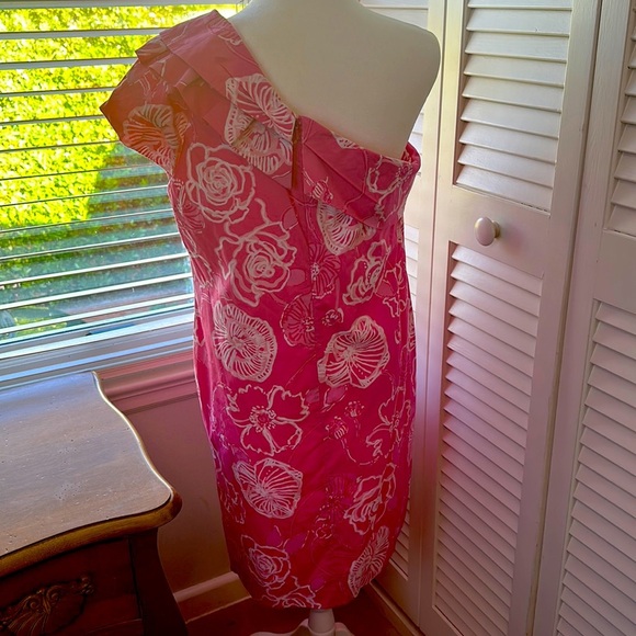 Lily Pulitzer dress in a beautiful pink flowers pattern - Picture 2 of 8